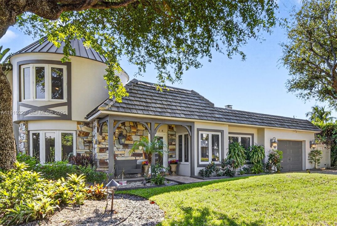 For Sale: $2,315,000 (4 beds, 3 baths, 2700 Square Feet)