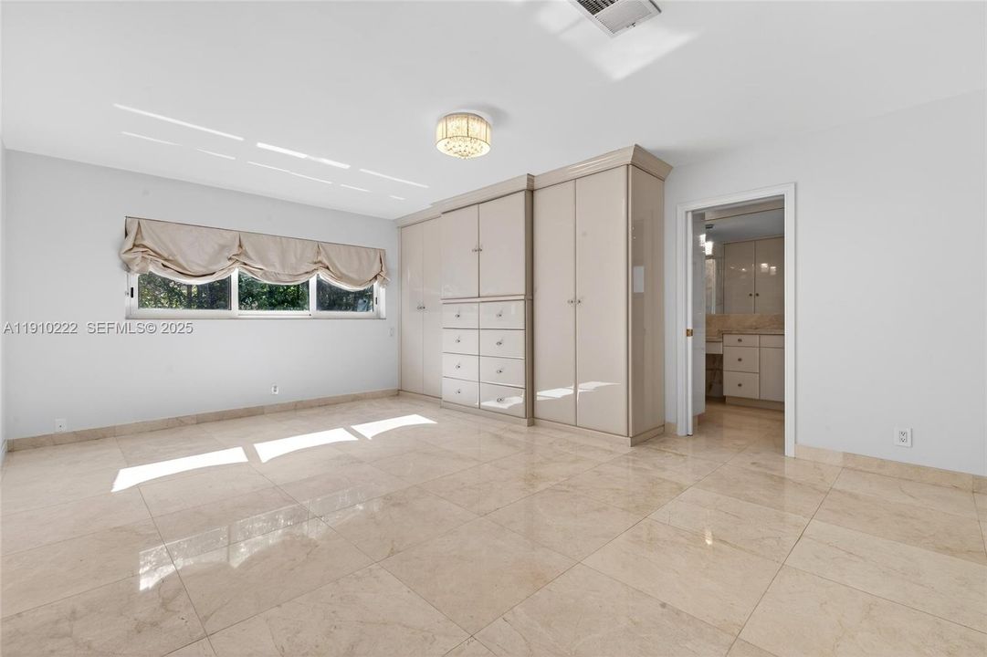 For Sale: $2,315,000 (4 beds, 3 baths, 2700 Square Feet)