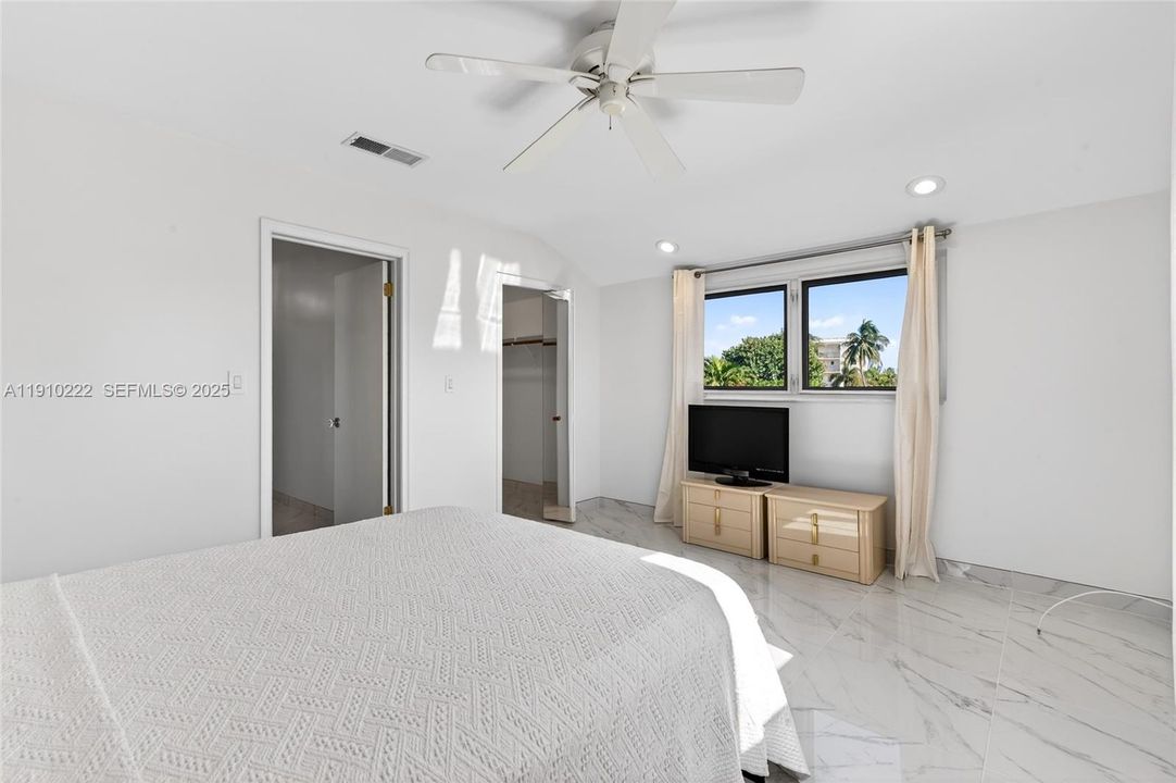 For Sale: $2,315,000 (4 beds, 3 baths, 2700 Square Feet)