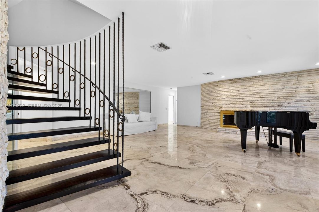 For Sale: $2,315,000 (4 beds, 3 baths, 2700 Square Feet)