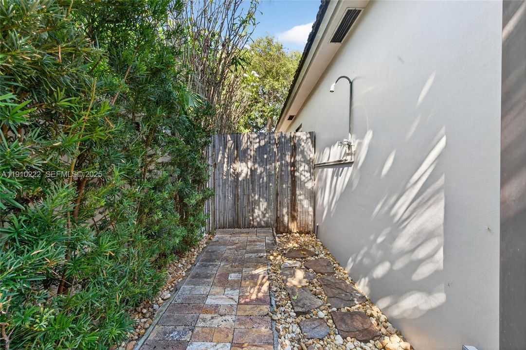 For Sale: $2,315,000 (4 beds, 3 baths, 2700 Square Feet)