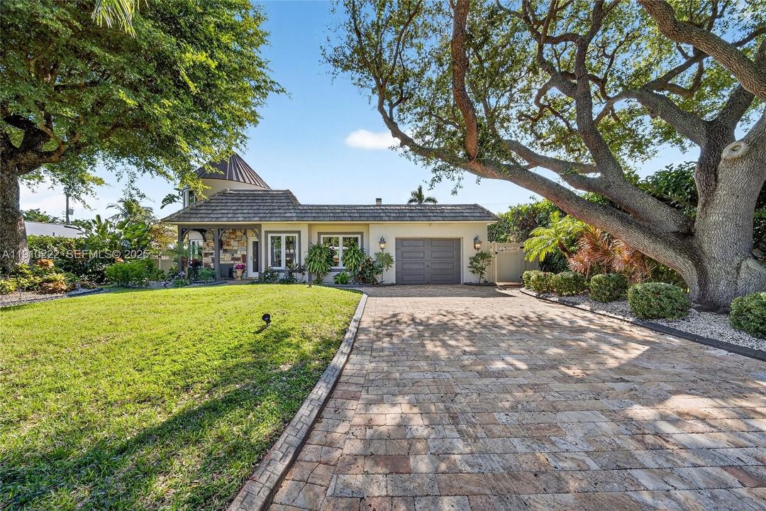 For Sale: $2,315,000 (4 beds, 3 baths, 2700 Square Feet)