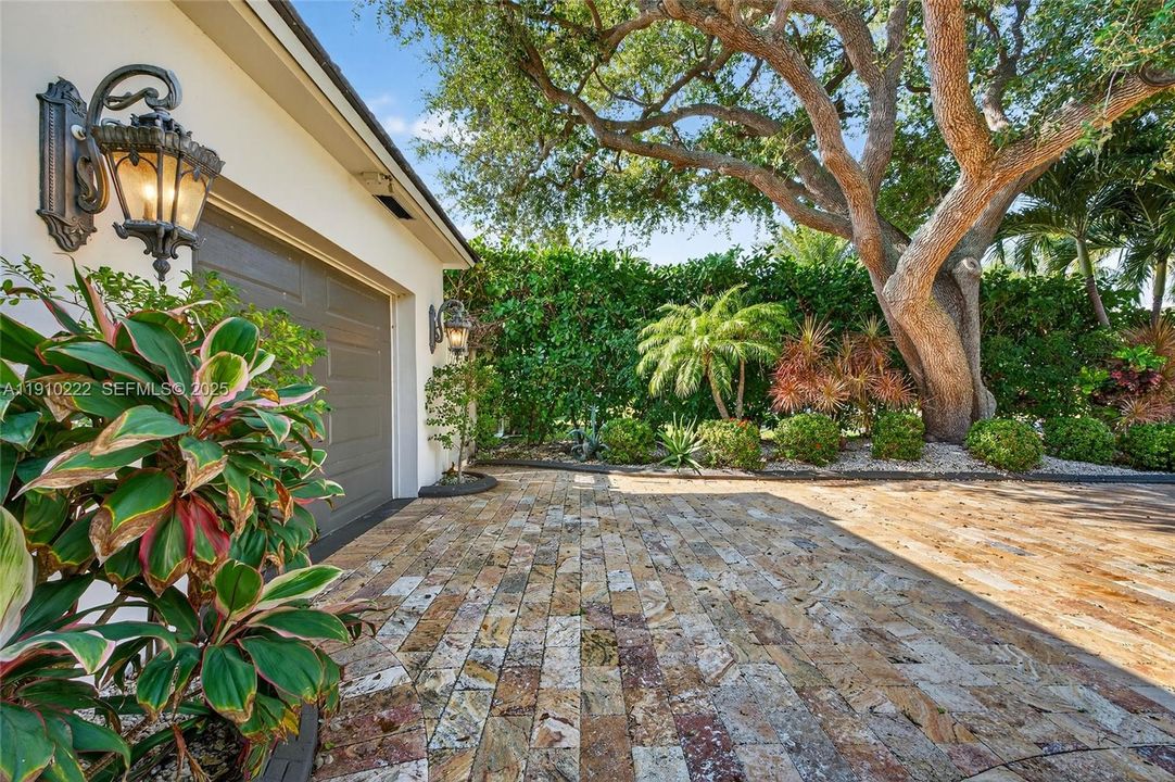 For Sale: $2,315,000 (4 beds, 3 baths, 2700 Square Feet)