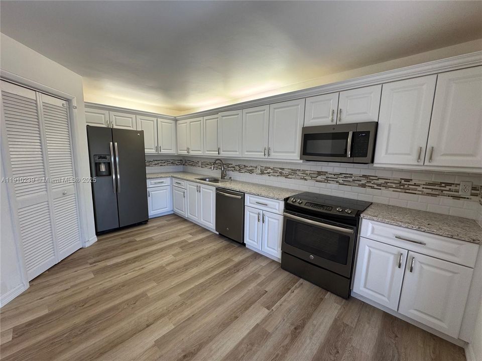 Active With Contract: $3,199 (3 beds, 2 baths, 1480 Square Feet)