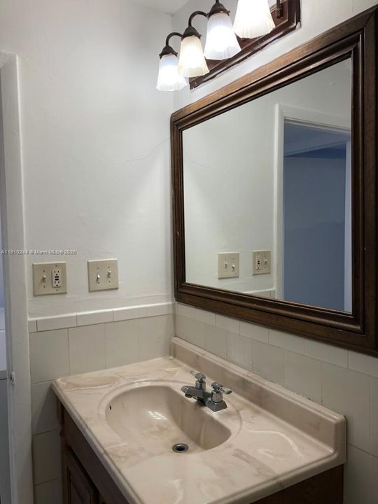 En Venta: $179,000 (2 camas, 1 baños, 800 Pies cuadrados)