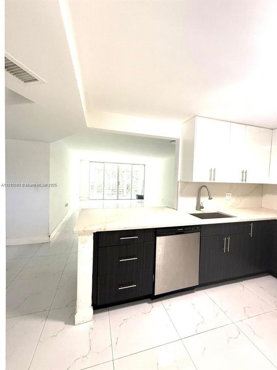 For Rent: $2,300 (2 beds, 2 baths, 1156 Square Feet)