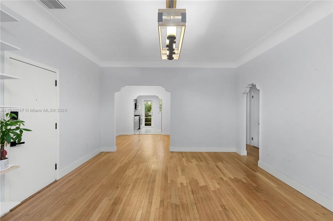 Под контрактом: $399,000 (1 спален, 1 ванн, 780 Квадратных фут)