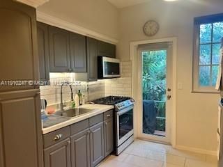 Под контрактом: $399,000 (1 спален, 1 ванн, 780 Квадратных фут)