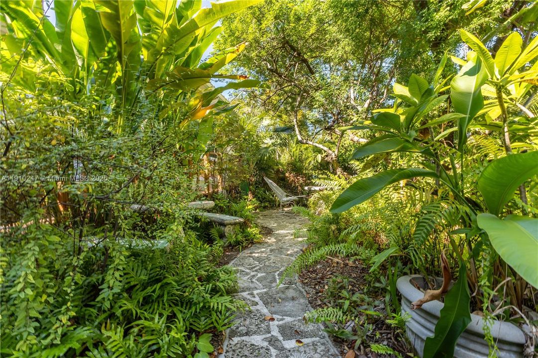 Под контрактом: $399,000 (1 спален, 1 ванн, 780 Квадратных фут)