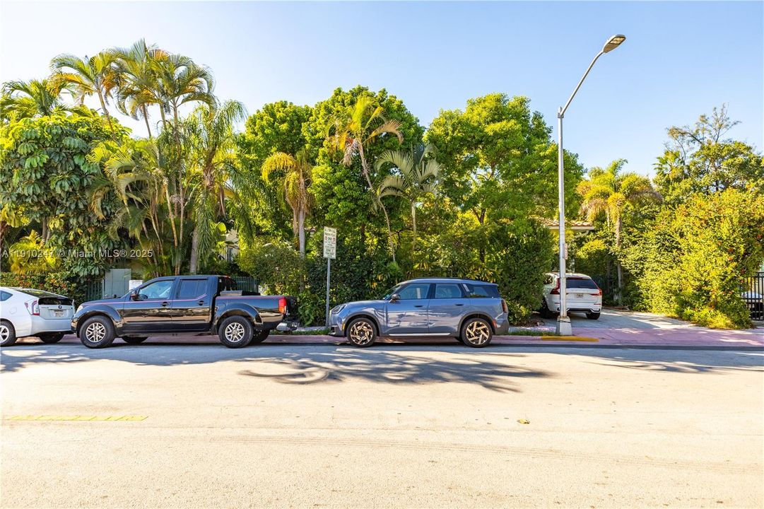 Под контрактом: $399,000 (1 спален, 1 ванн, 780 Квадратных фут)