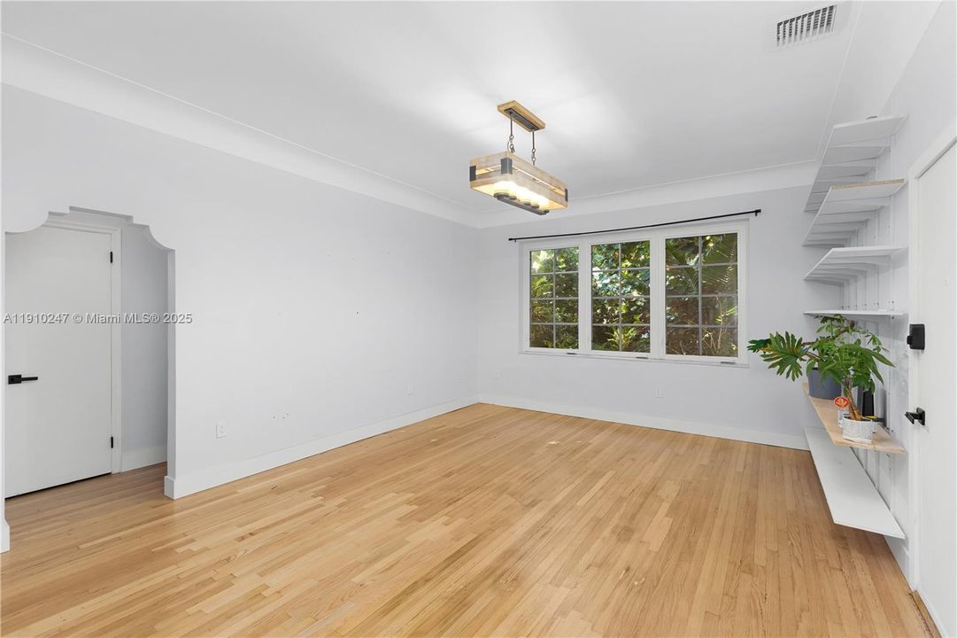 Под контрактом: $399,000 (1 спален, 1 ванн, 780 Квадратных фут)