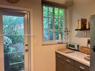 Под контрактом: $399,000 (1 спален, 1 ванн, 780 Квадратных фут)