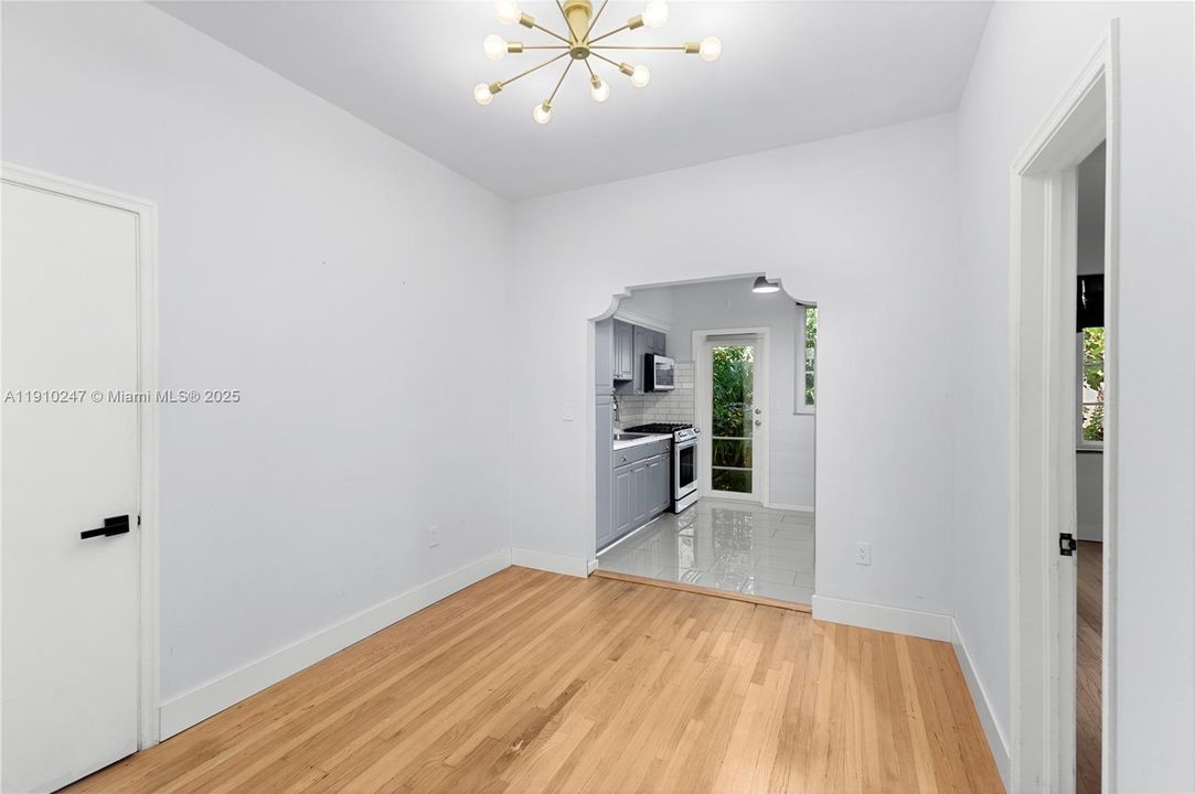 Под контрактом: $399,000 (1 спален, 1 ванн, 780 Квадратных фут)