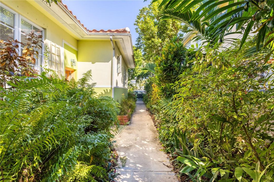 Под контрактом: $399,000 (1 спален, 1 ванн, 780 Квадратных фут)