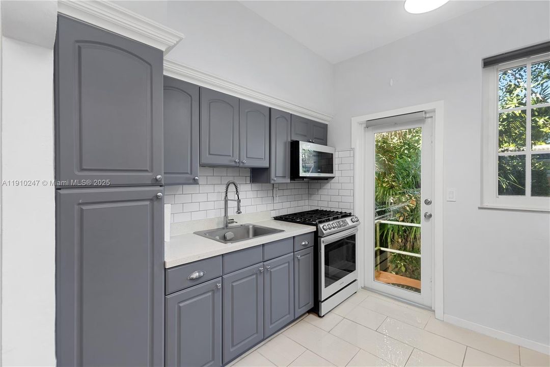 Под контрактом: $399,000 (1 спален, 1 ванн, 780 Квадратных фут)