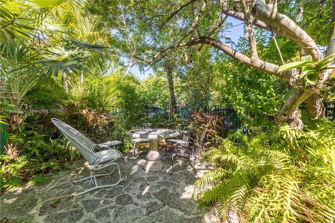 Под контрактом: $399,000 (1 спален, 1 ванн, 780 Квадратных фут)