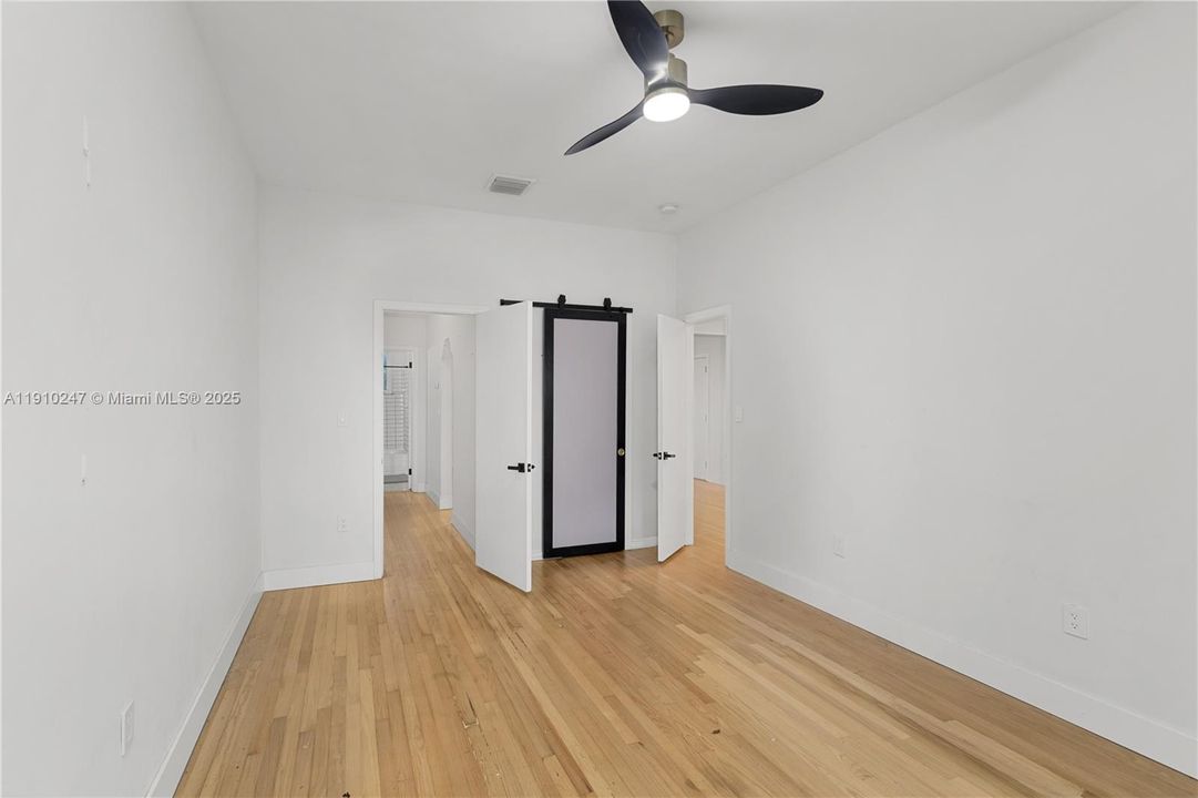 Под контрактом: $399,000 (1 спален, 1 ванн, 780 Квадратных фут)