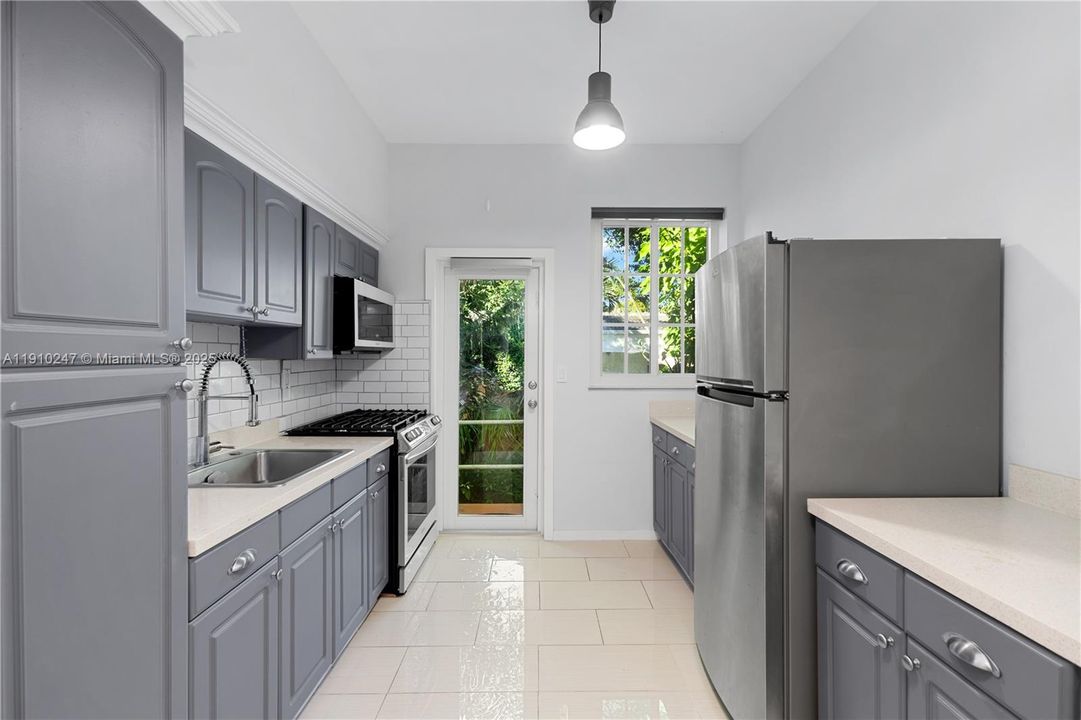 Под контрактом: $399,000 (1 спален, 1 ванн, 780 Квадратных фут)