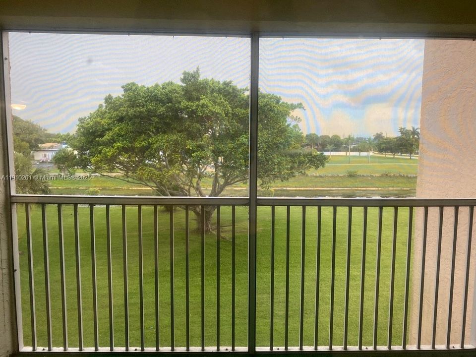 合同活跃: $1,500 (2 贝兹, 2 浴室, 970 平方英尺)