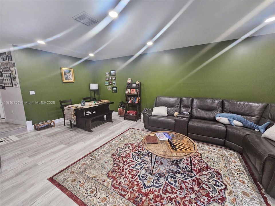 For Sale: $345,000 (2 beds, 2 baths, 1450 Square Feet)