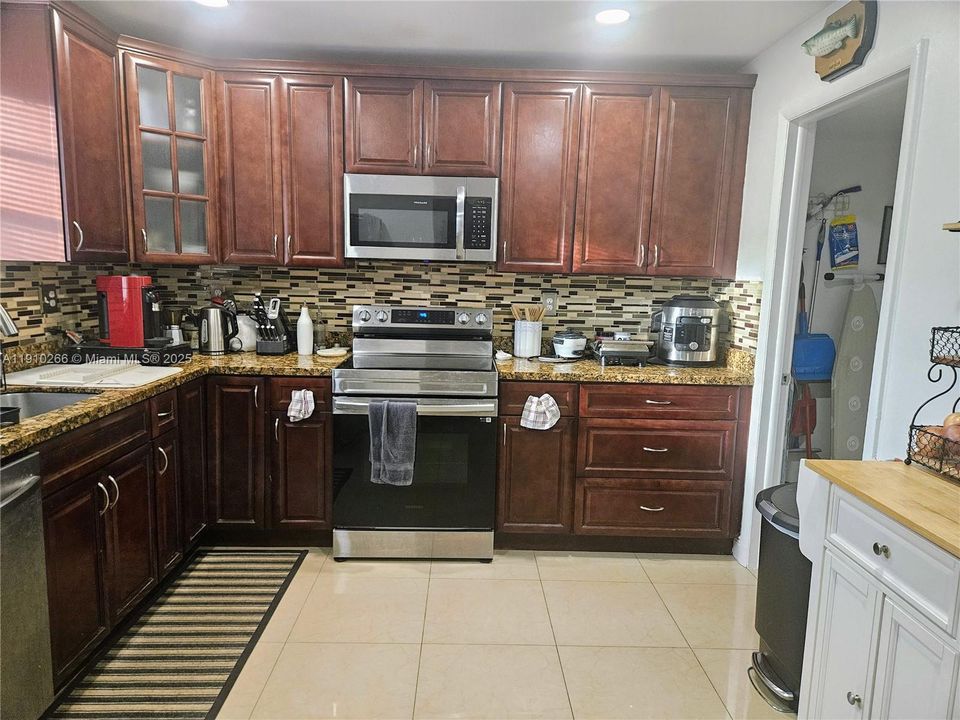 For Sale: $345,000 (2 beds, 2 baths, 1450 Square Feet)