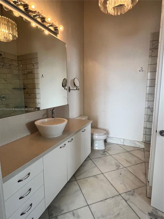 合同活跃: $2,750 (2 贝兹, 1 浴室, 975 平方英尺)