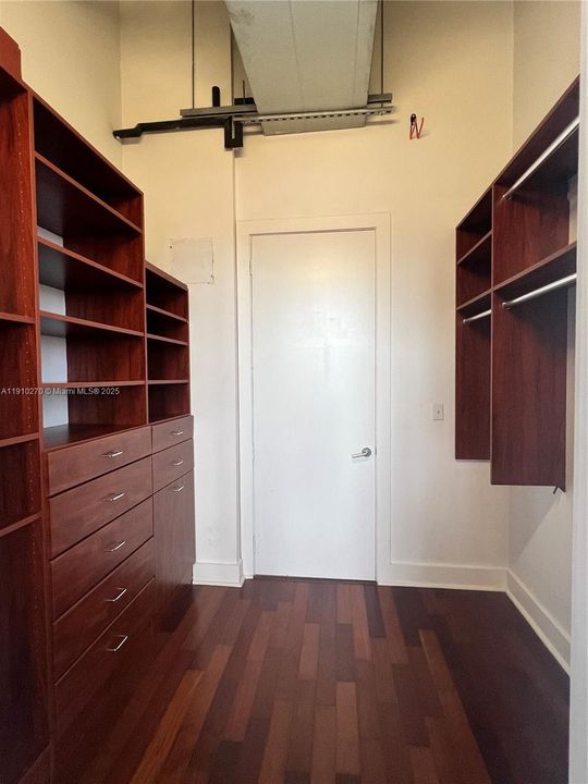 合同活跃: $2,750 (2 贝兹, 1 浴室, 975 平方英尺)