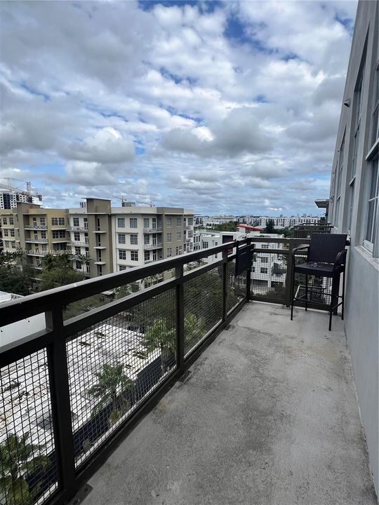 合同活跃: $2,750 (2 贝兹, 1 浴室, 975 平方英尺)