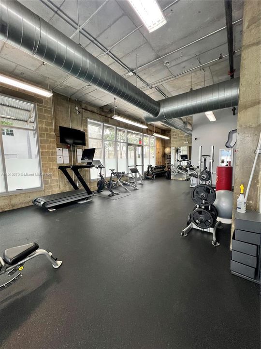 合同活跃: $2,750 (2 贝兹, 1 浴室, 975 平方英尺)