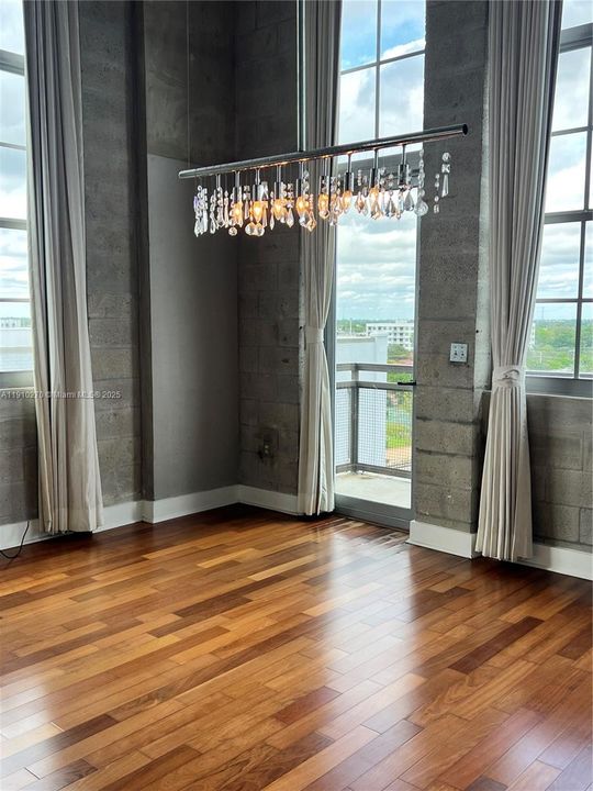 合同活跃: $2,750 (2 贝兹, 1 浴室, 975 平方英尺)