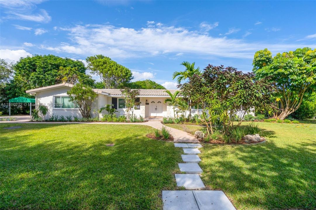 En Renta: $11,000 (3 camas, 2 baños, 2204 Pies cuadrados)