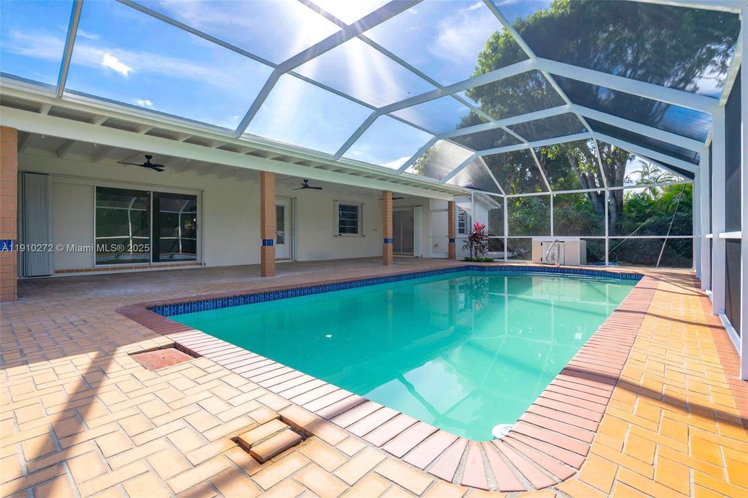 En Renta: $11,000 (3 camas, 2 baños, 2204 Pies cuadrados)