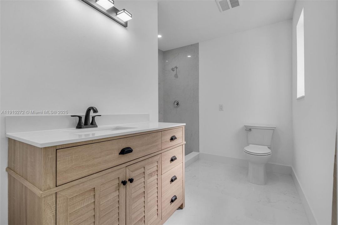 En Renta: $11,000 (3 camas, 2 baños, 2204 Pies cuadrados)