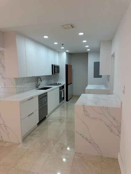 For Rent: $11,000 (3 beds, 3 baths, 2014 Square Feet)