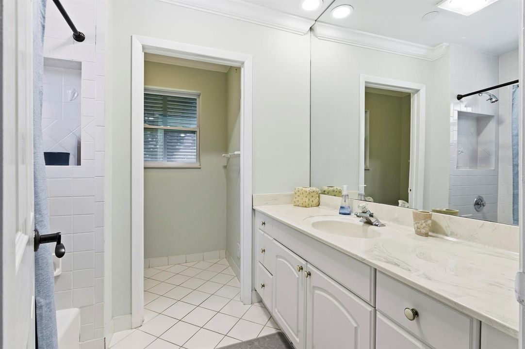 GUEST EN-SUITE BATH 1