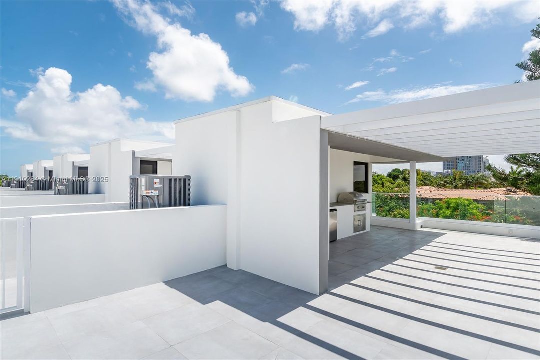 Active With Contract: $7,750 (3 beds, 3 baths, 1980 Square Feet)