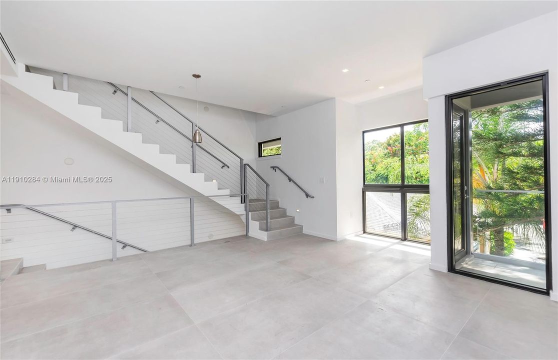 Active With Contract: $7,750 (3 beds, 3 baths, 1980 Square Feet)