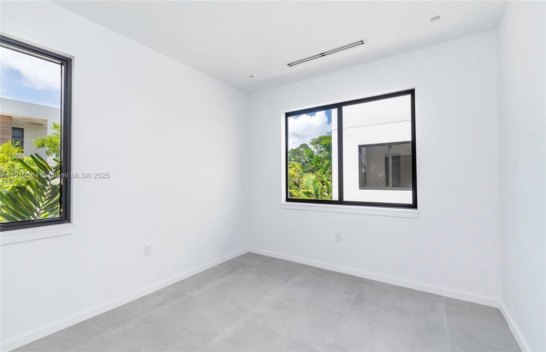 Active With Contract: $7,750 (3 beds, 3 baths, 1980 Square Feet)