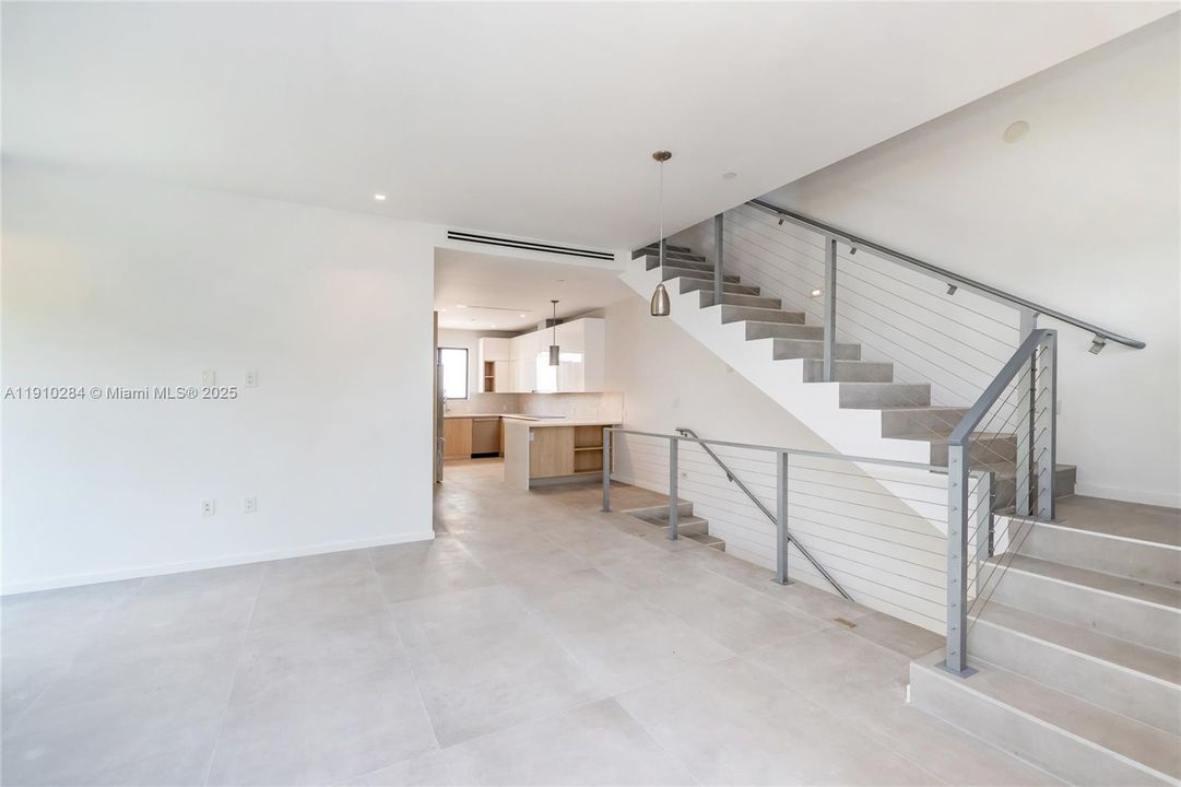 Active With Contract: $7,750 (3 beds, 3 baths, 1980 Square Feet)