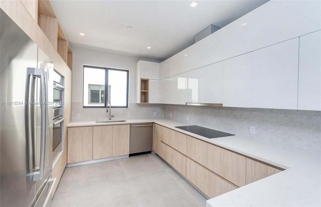 Active With Contract: $7,750 (3 beds, 3 baths, 1980 Square Feet)