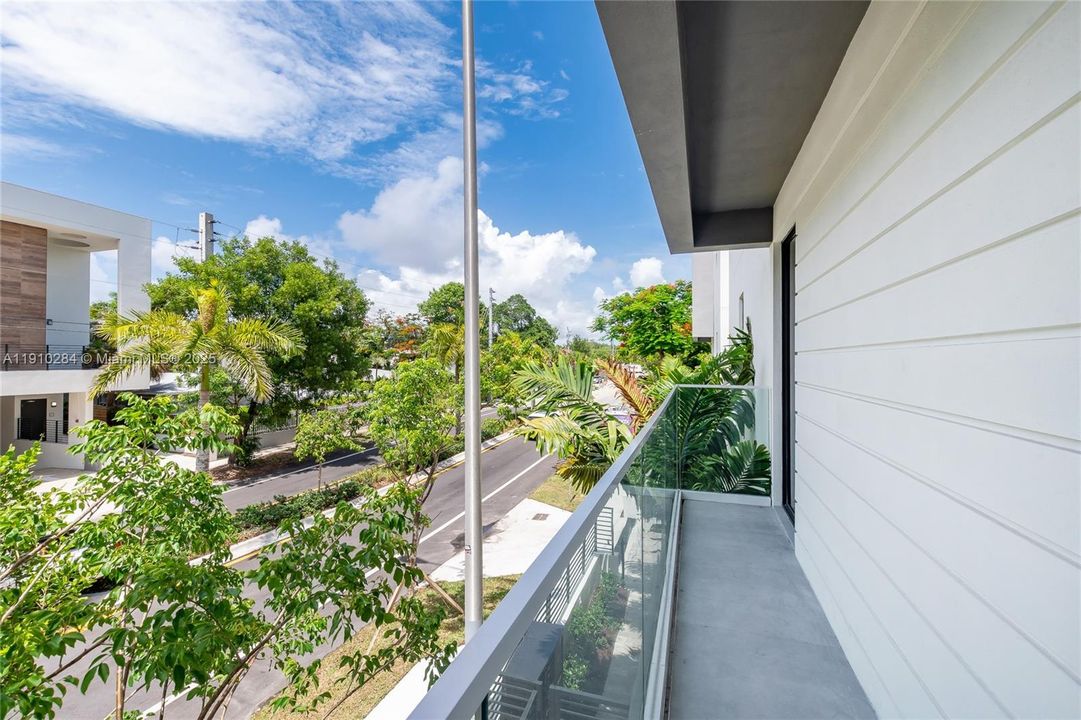 Active With Contract: $7,750 (3 beds, 3 baths, 1980 Square Feet)