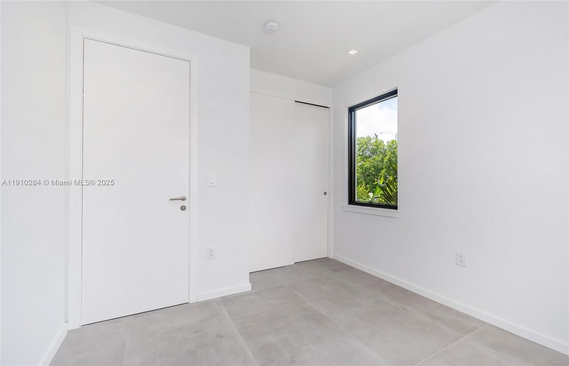 Active With Contract: $7,750 (3 beds, 3 baths, 1980 Square Feet)