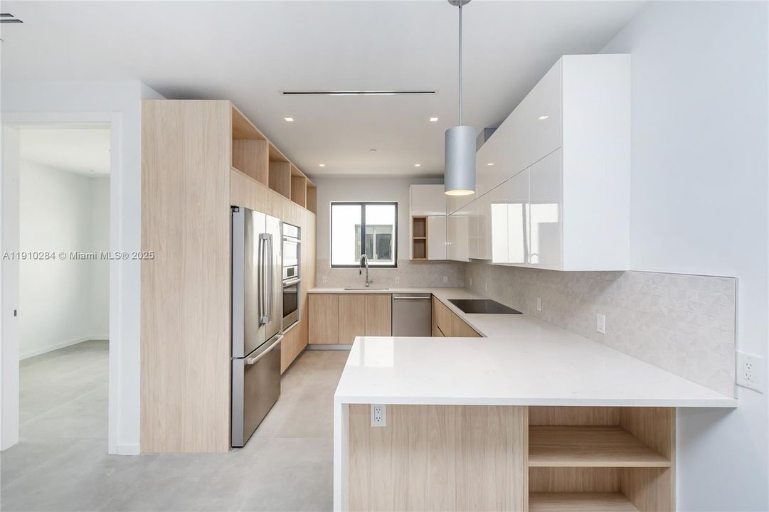 Active With Contract: $7,750 (3 beds, 3 baths, 1980 Square Feet)