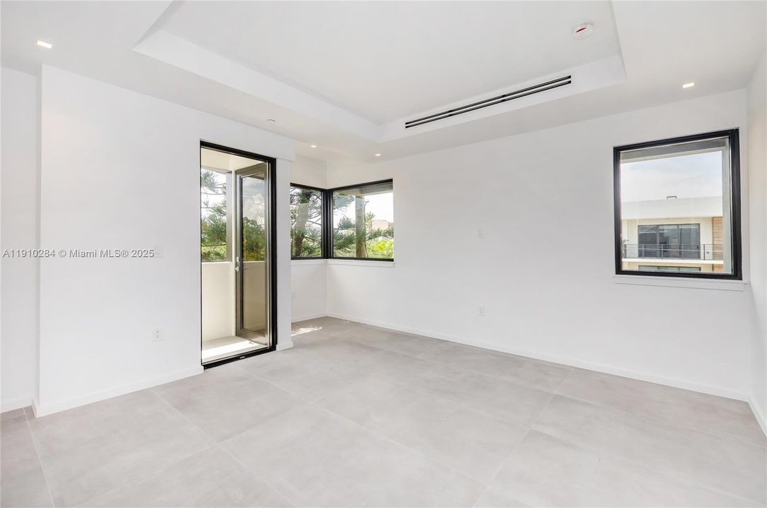 Active With Contract: $7,750 (3 beds, 3 baths, 1980 Square Feet)