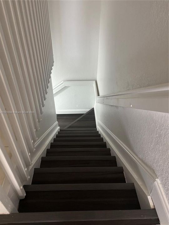 For Sale: $300,000 (2 beds, 2 baths, 1030 Square Feet)