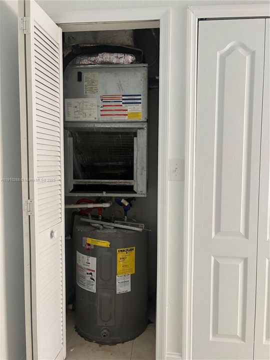 For Sale: $300,000 (2 beds, 2 baths, 1030 Square Feet)