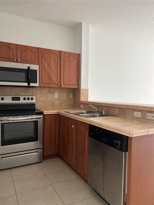 For Sale: $300,000 (2 beds, 2 baths, 1030 Square Feet)