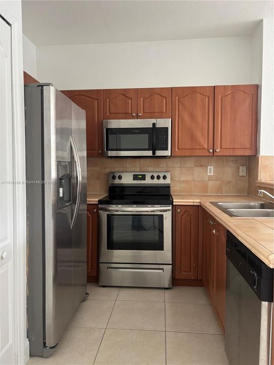 For Sale: $300,000 (2 beds, 2 baths, 1030 Square Feet)