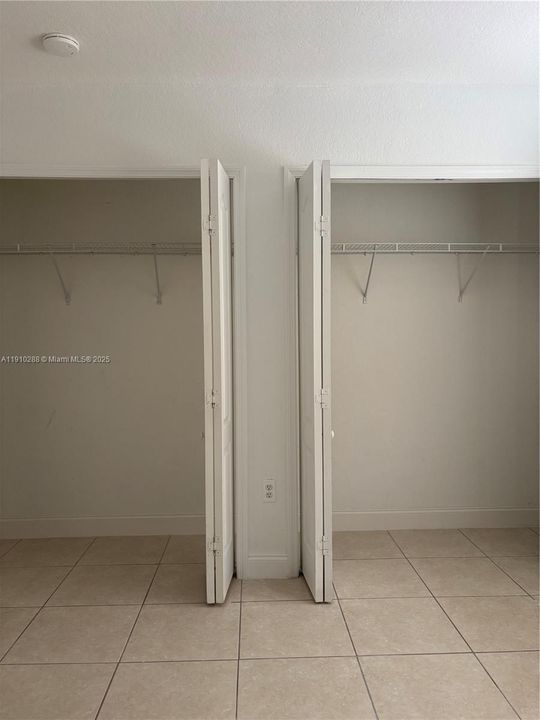 For Sale: $300,000 (2 beds, 2 baths, 1030 Square Feet)