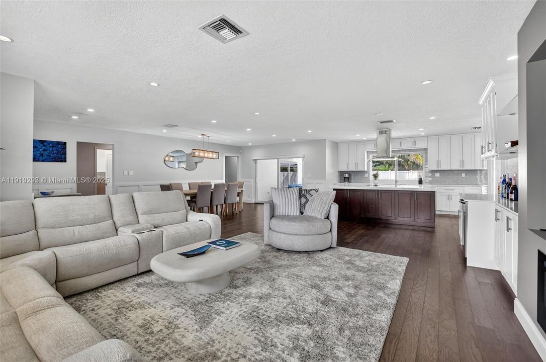 For Rent: $12,000 (4 beds, 2 baths, 2152 Square Feet)